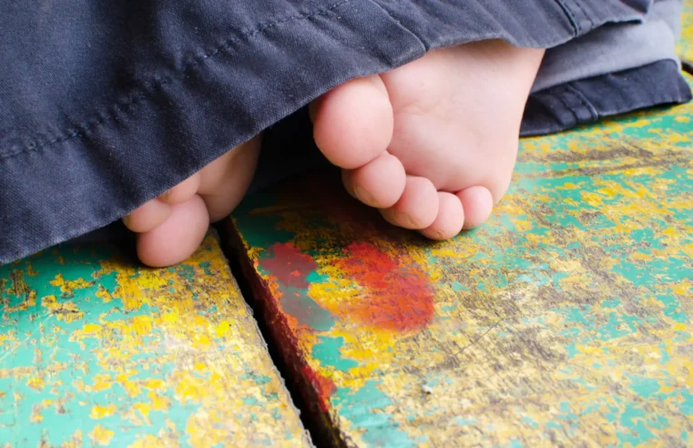 Criança de um ano morre engasgada com unha postiça