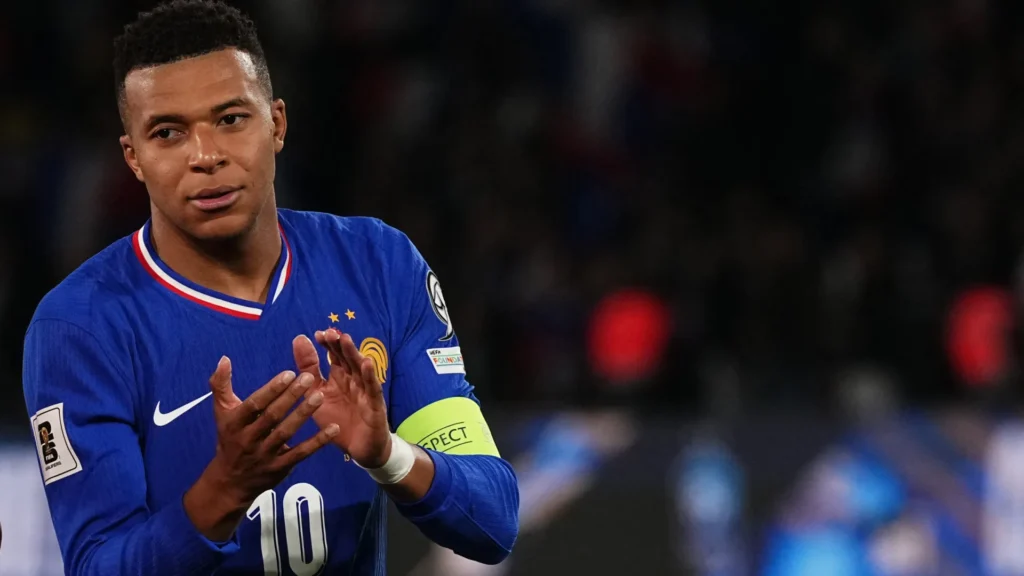 França assume liderança do ranking da Fifa