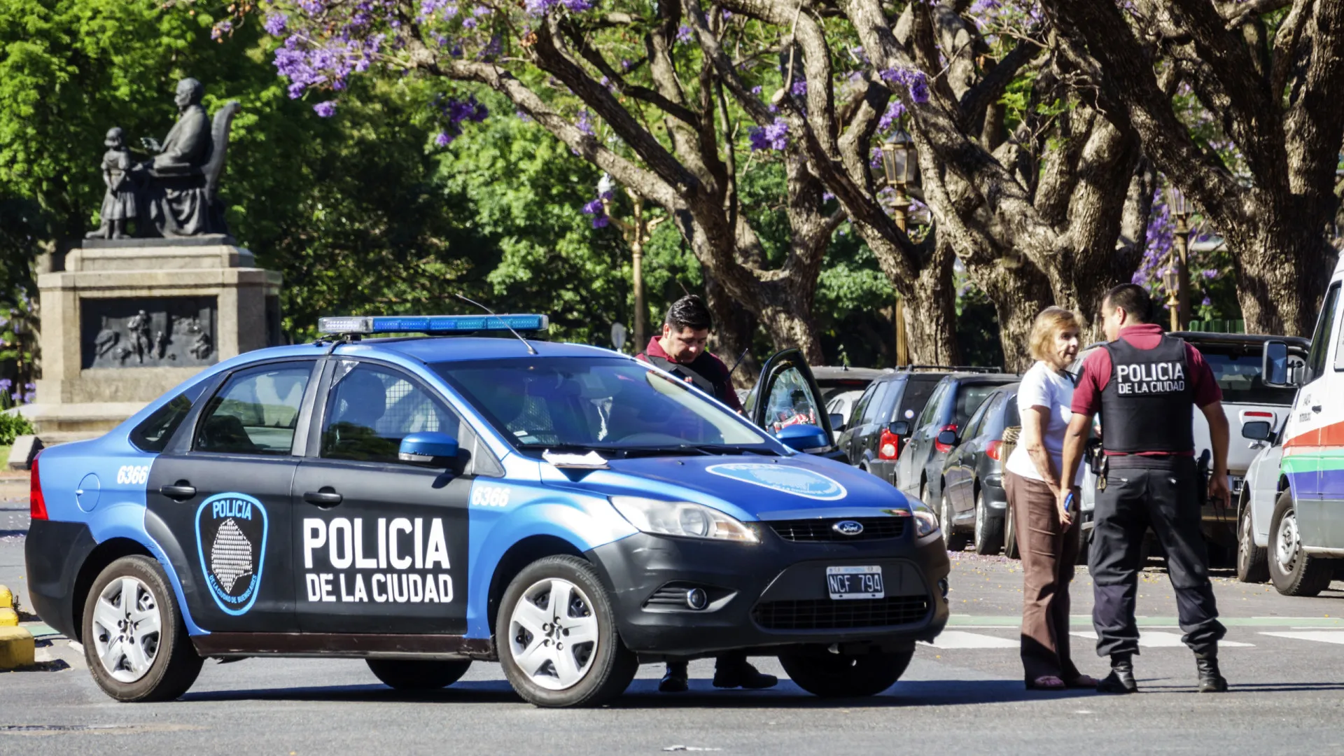 Homem é preso por manter filho em jaula de madeira