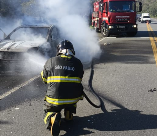 Carro pega fogo em Ubatuba
