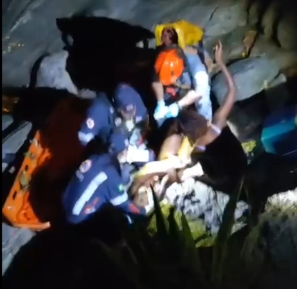 Vídeo: Turista da capital é resgatada pelos bombeiros após queda em costeira de Ilhabela