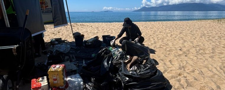 Mutirão retira quase meia tonelada de lixo das praias de Caraguatatuba em um mês