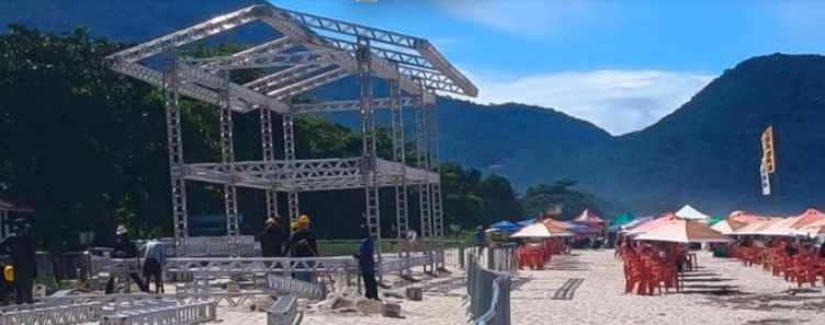 Praia de Itamambuca, em Ubatuba, recebe estruturas para etapa