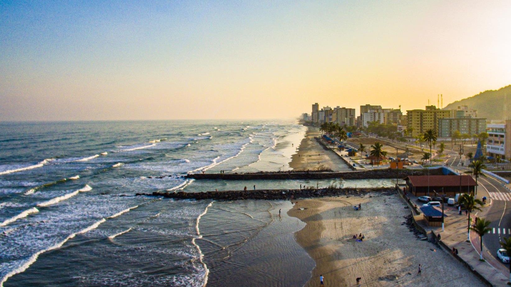 Praia do Centro em Mongaguá é destino de veraneio