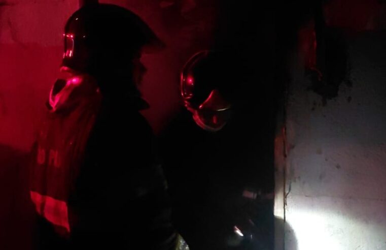 Fogo destrói kitnet em Caraguatatuba durante madrugada