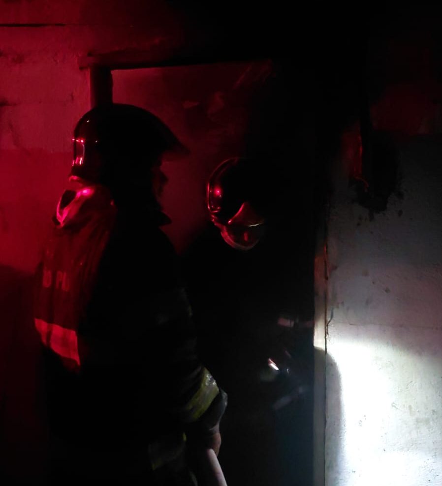 Fogo destrói kitnet em Caraguatatuba durante madrugada