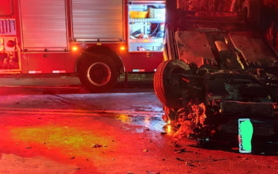 Capotamento na Rio-Santos deixa dois feridos em Caraguatatuba