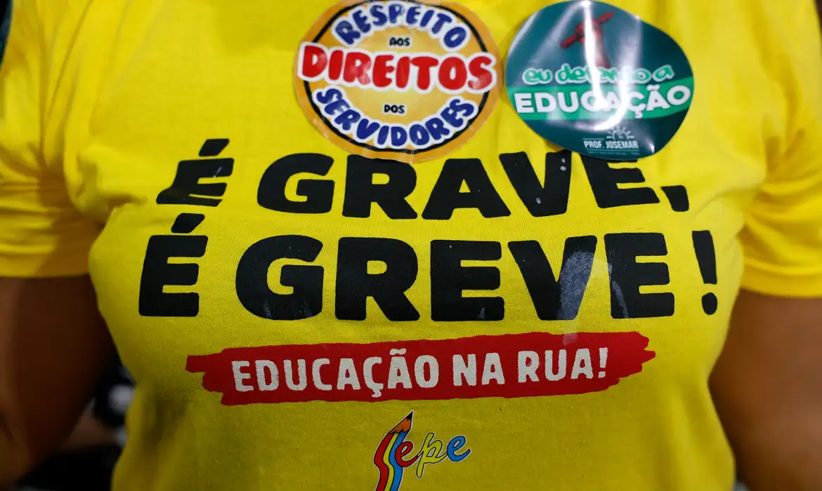 Profissionais da educação paralisam atividades em todo o Brasil