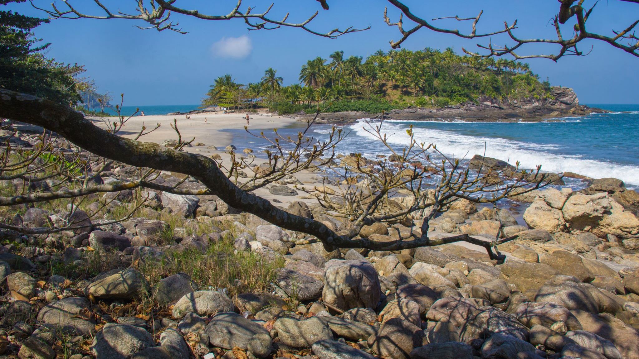 Praia de Calhetas oferece mar calmo e divide caminho com trilha para cachoeira