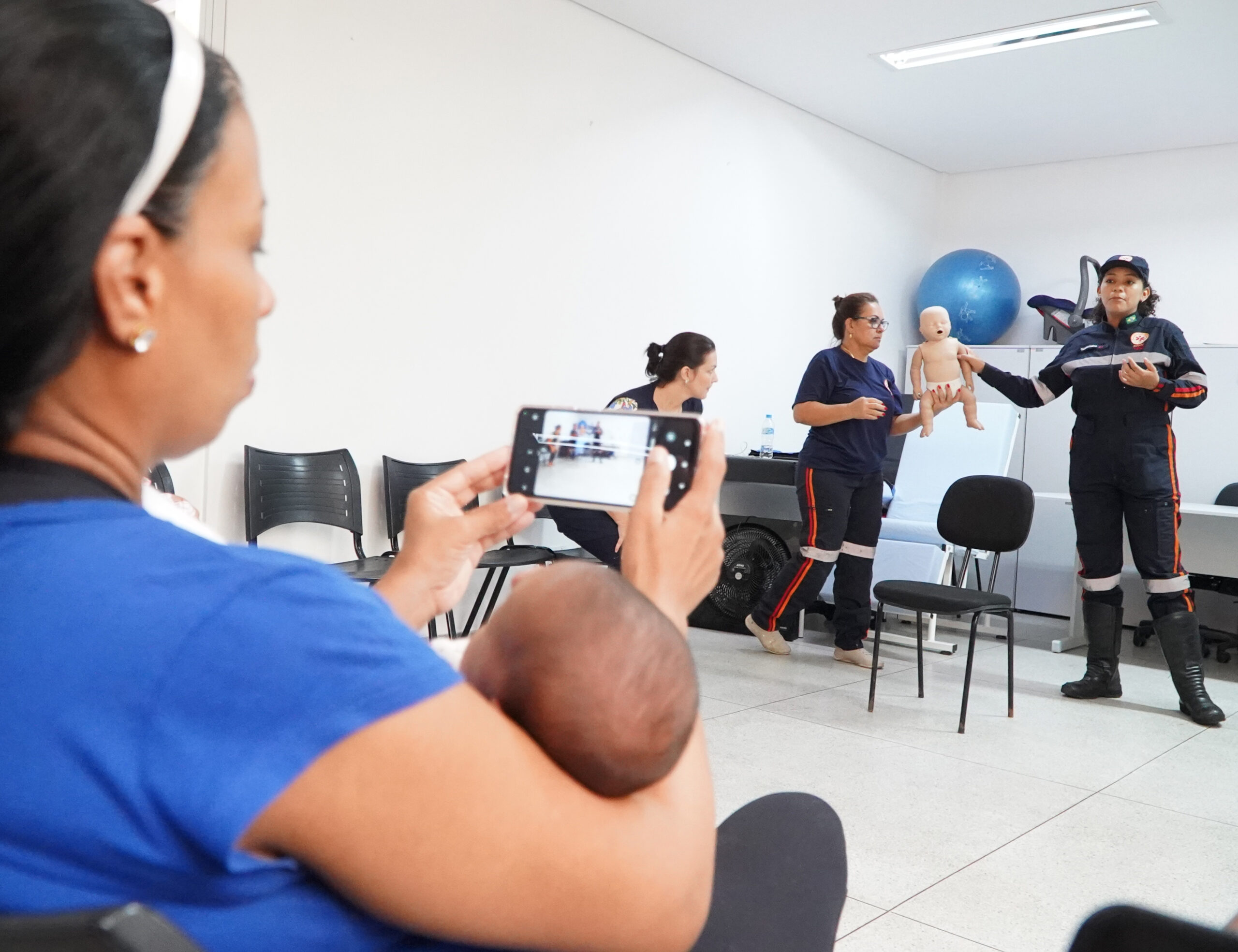 SAMU-192 treina merendeiras em desengasgo em São Sebastião