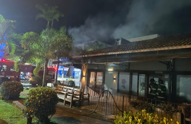Incêndio destrói restaurante no Centro de Ubatuba na madrugada