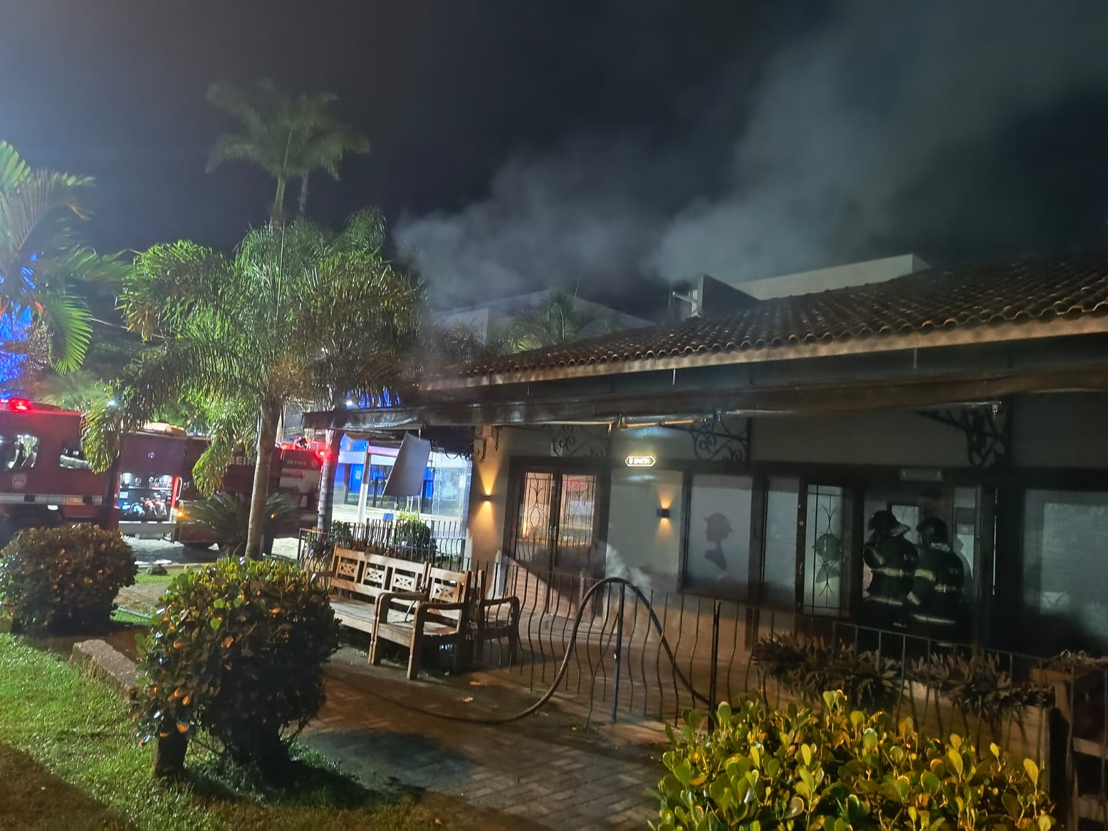 Incêndio destrói restaurante no Centro de Ubatuba na madrugada