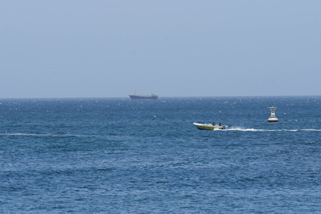 Tráfego de navios em Hormuz é baixo após anúncio de cessar-fogo