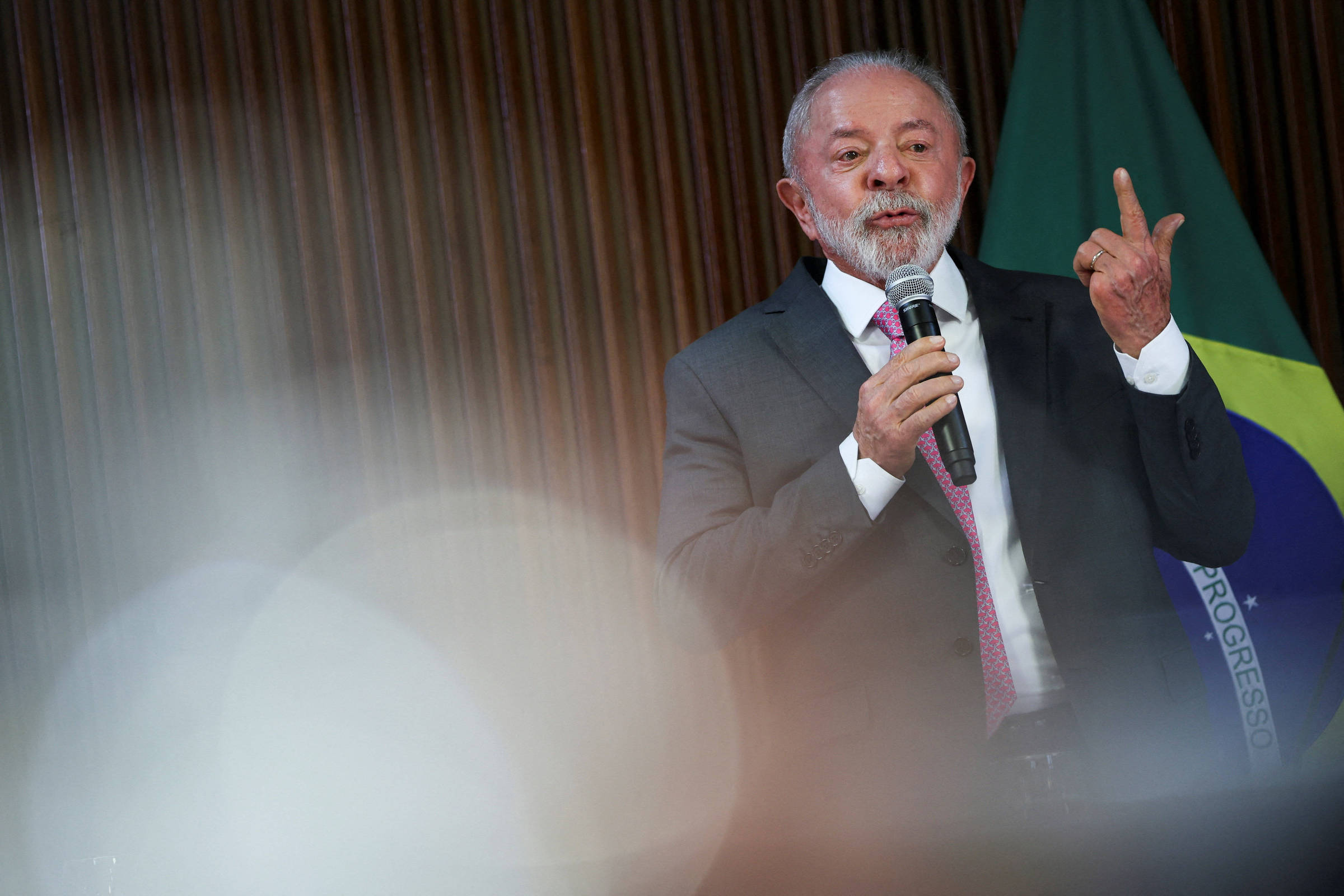 Lula diz que penduricalhos são promiscuidade e volta a criticar verbas do Congresso