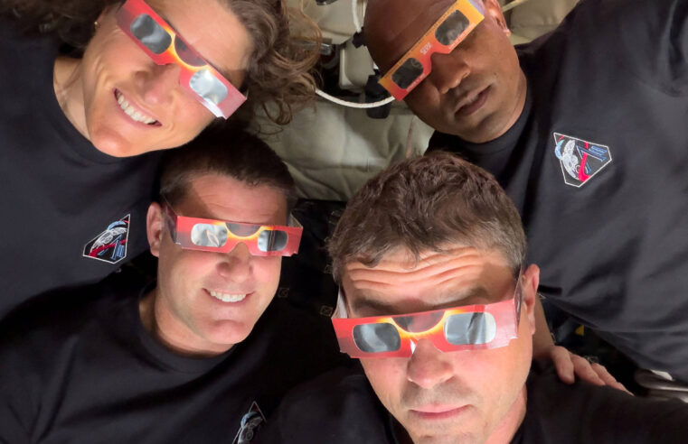 Astronautas da Artemis 2 retornam após jornada ao redor da Lua