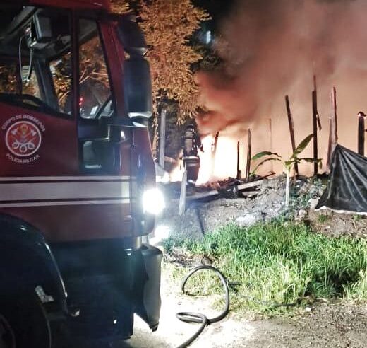 Incêndio destrói imóvel em Ubatuba durante madrugada