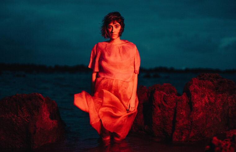 Juliana Linhares lança single que reage ao esgotamento