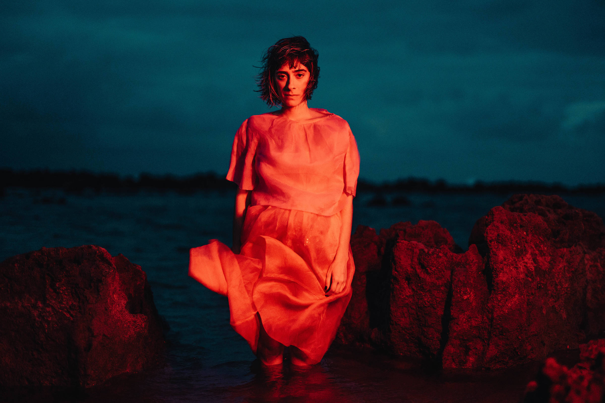 Juliana Linhares lança single que reage ao esgotamento