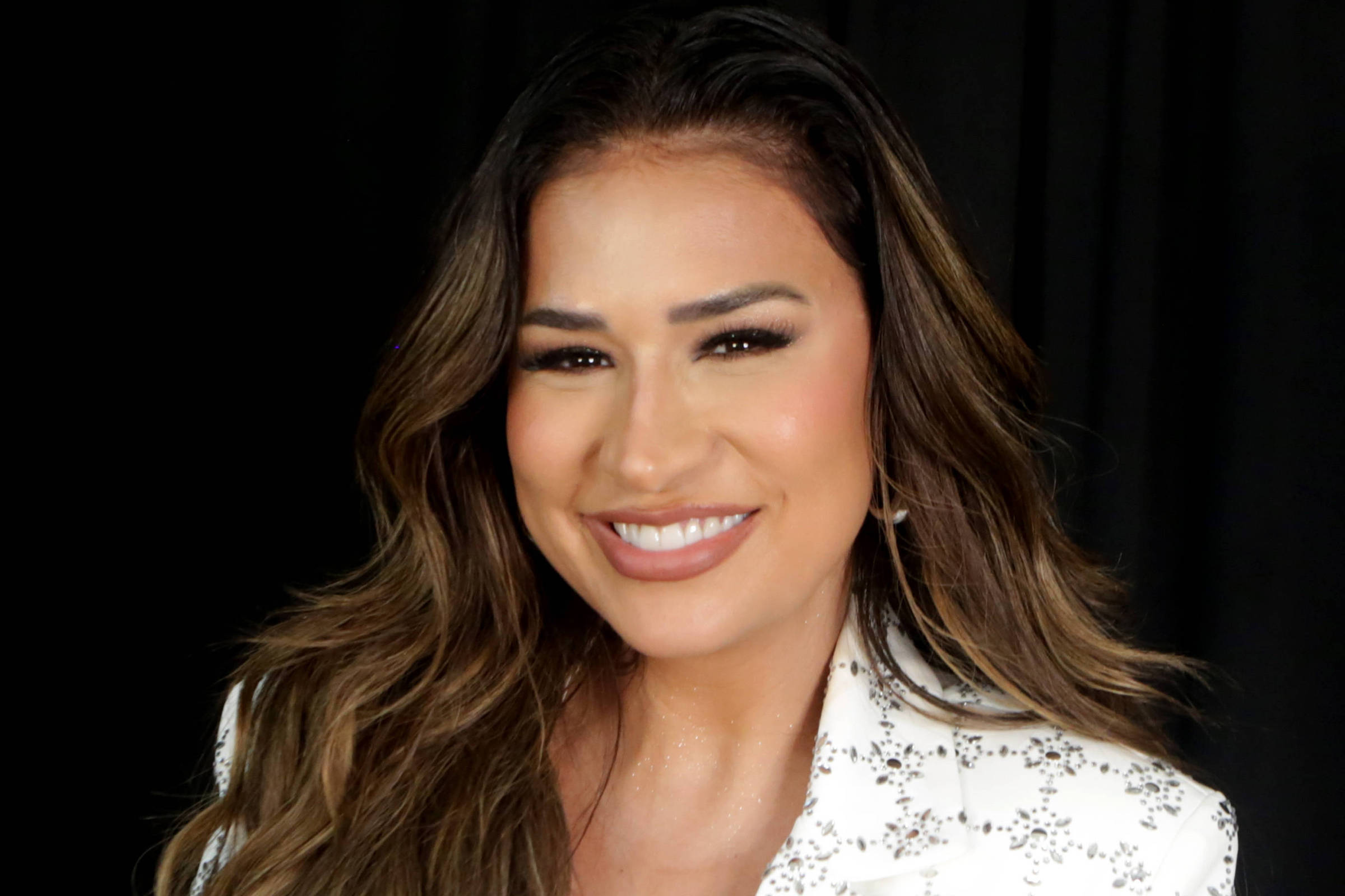 Simone Mendes grava música exclusiva para Casa do Patrão