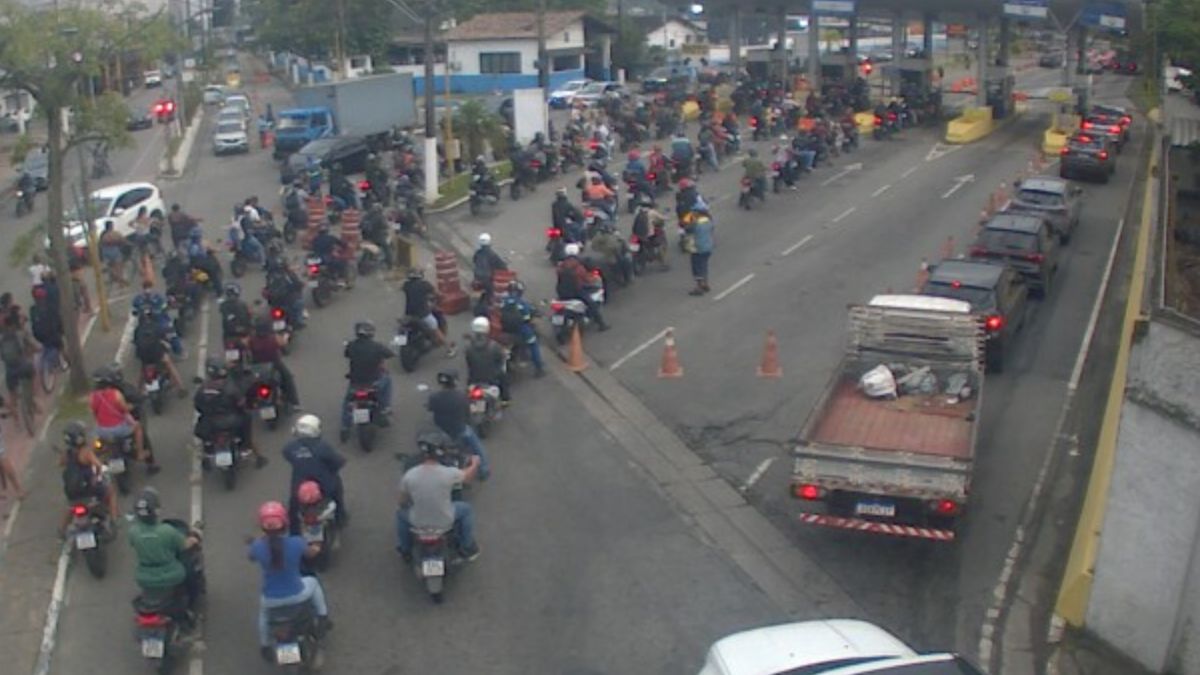 Usuários enfrentam demora em travessias do litoral paulista na manhã desta quinta (2)