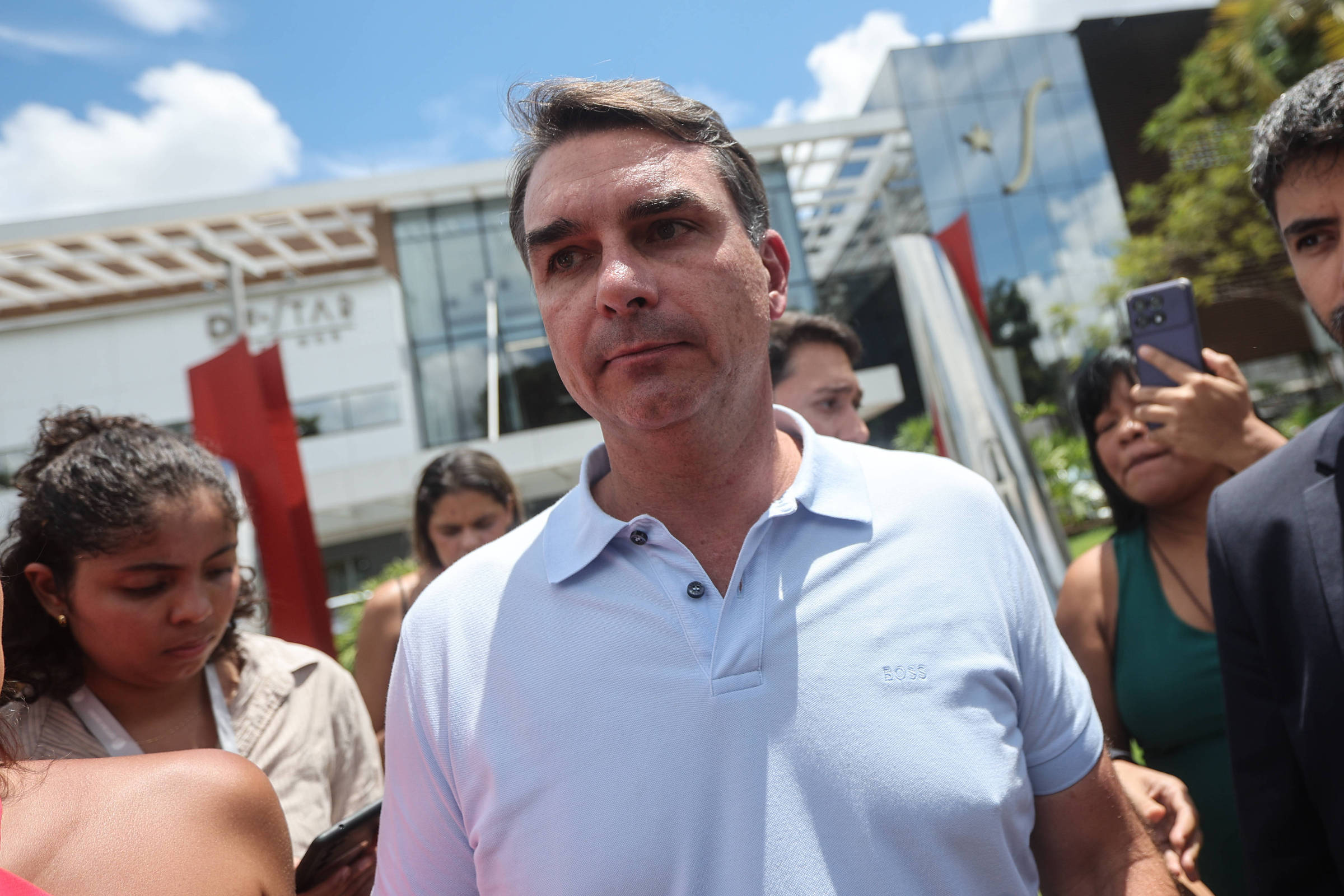 Líder indígena chama Flávio Bolsonaro de ‘miliciano’