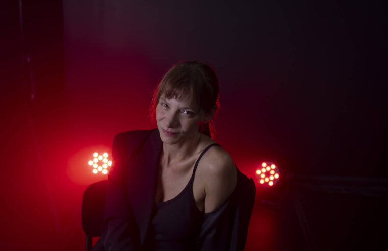 Carolina Manica apresenta ‘Na Sala dos Espelhos’ no Sesc Santana