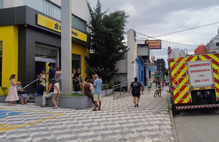 Bombeiros combatem incêndio em agência de Banco do Brasil em Caraguatatuba