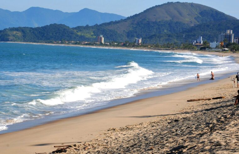Praia do Massaguaçu em Caraguatatuba: ondas fortes e aventuras no mar