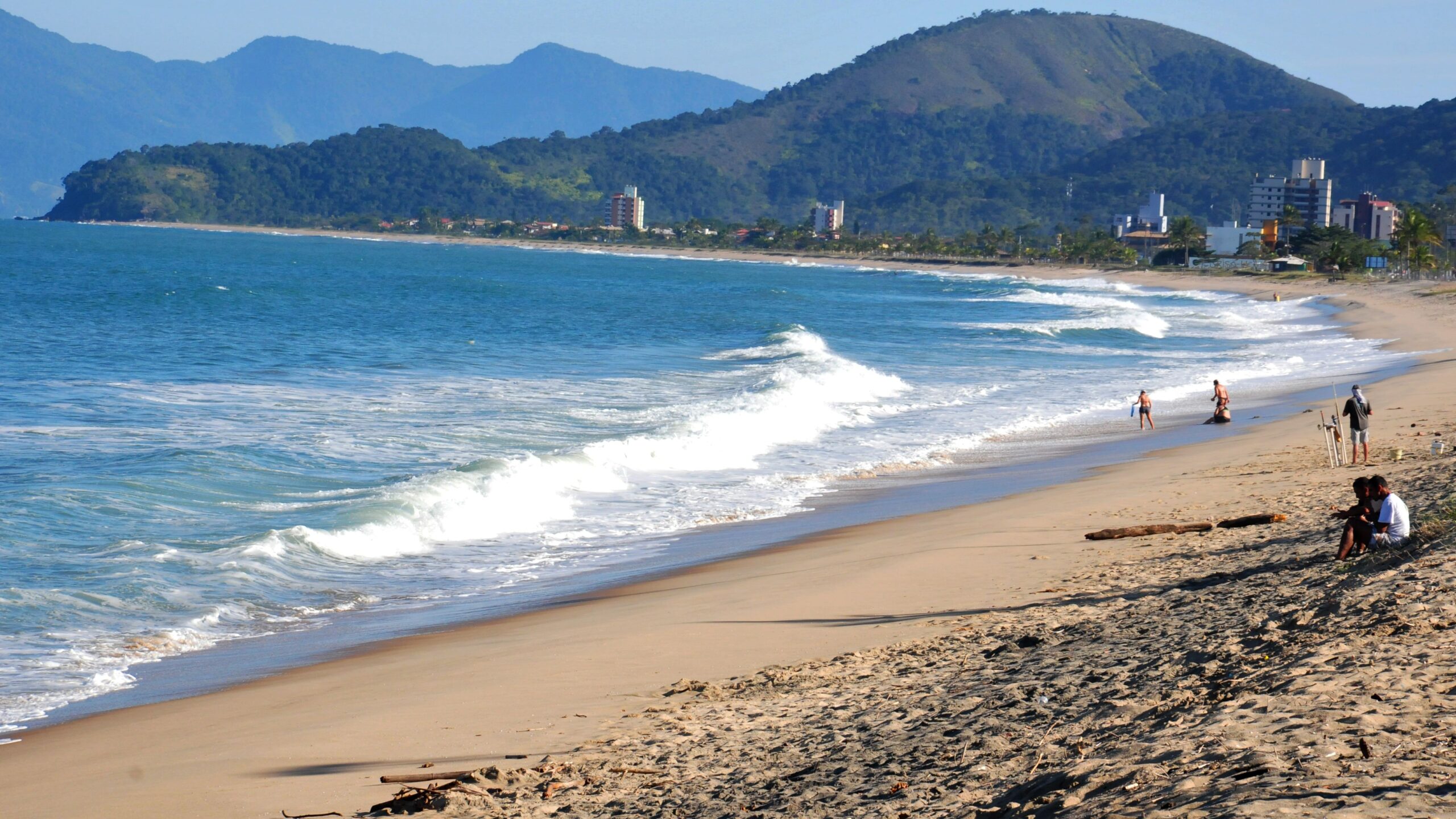 Praia do Massaguaçu em Caraguatatuba: ondas fortes e aventuras no mar