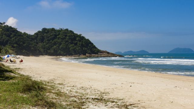 Praia escondida em São Sebastião é reserva natural de areia branca e lagoas