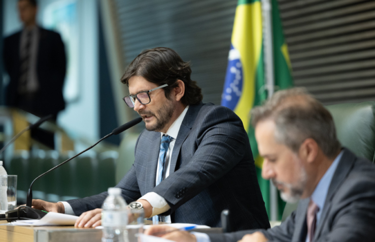 Senador Tarcísio busca apoio de Bolsonaros para André do Prado