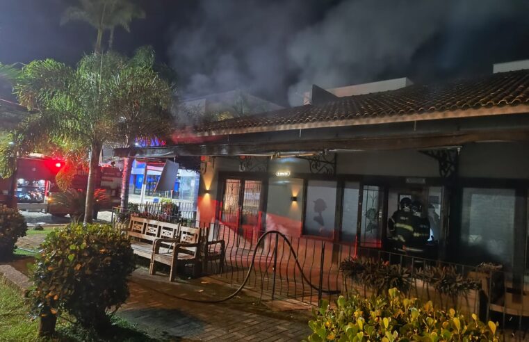 Incêndio destrói restaurante em Ubatuba após tentativa de furto