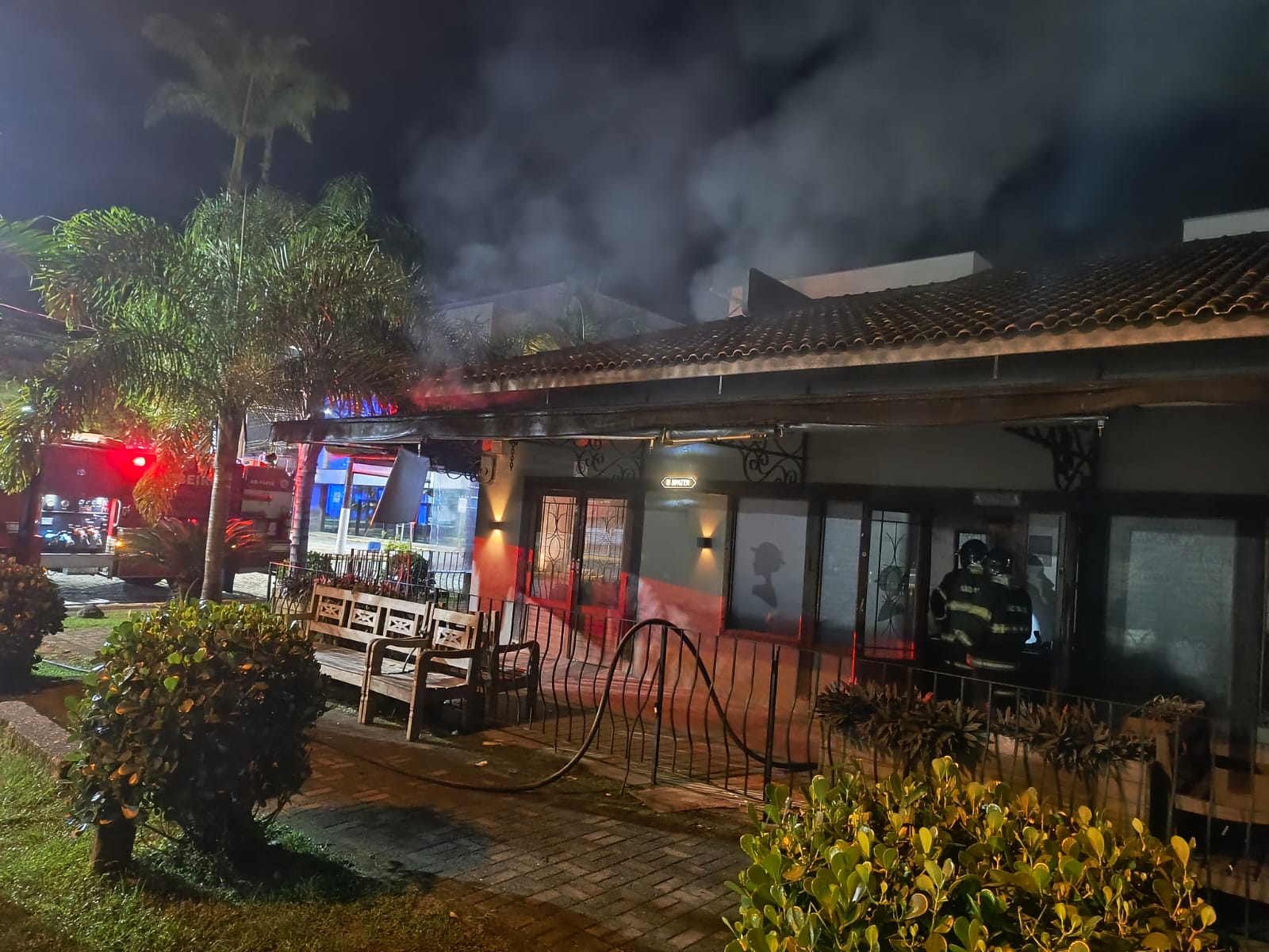 Incêndio destrói restaurante em Ubatuba após tentativa de furto