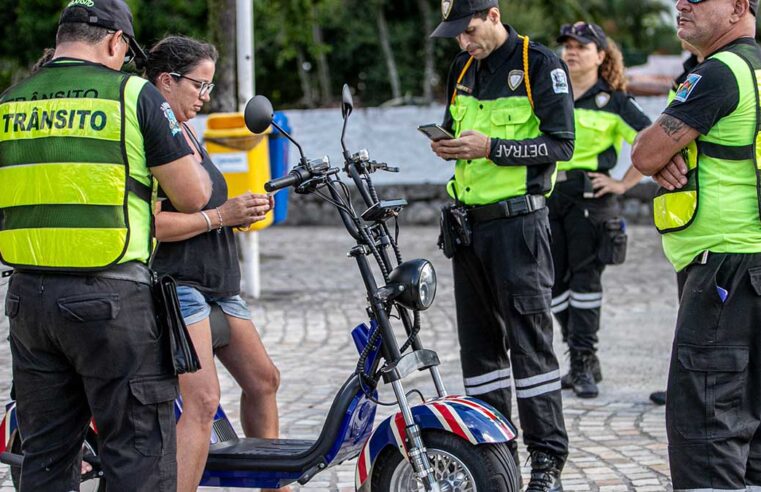 São Sebastião alerta: 17 motoristas de bici elétrica são parados em blitz educativa