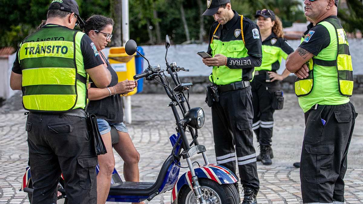 São Sebastião alerta: 17 motoristas de bici elétrica são parados em blitz educativa