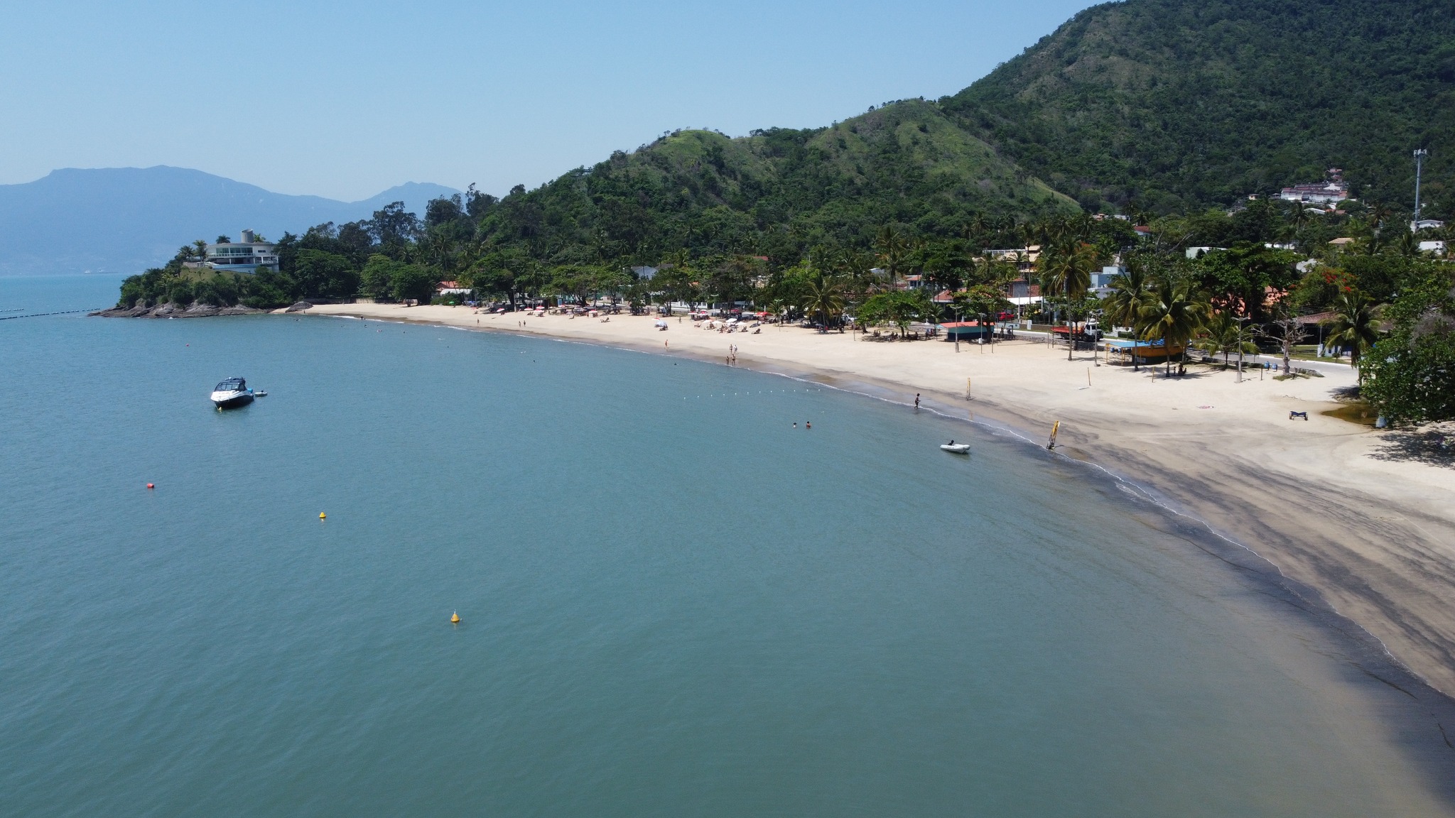 Praia das Cigarras é a melhor escolha para famílias que procuram aventura no mar calmo