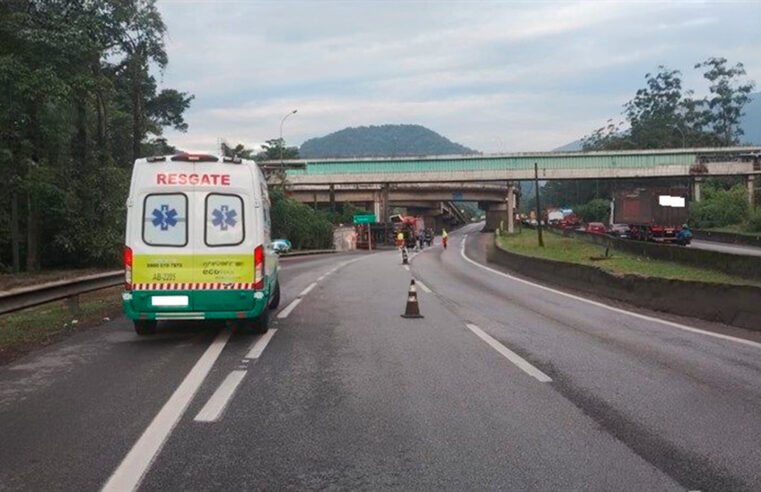 Carreta com carga perigosa tomba na SP-055 da Baixada Santista