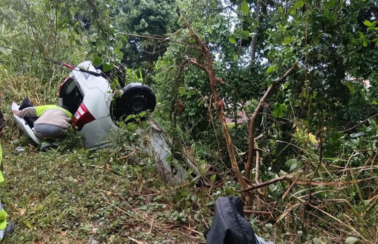 Carro capota e cai em ribanceira na SP-055 em São Sebastião, 1 morto
