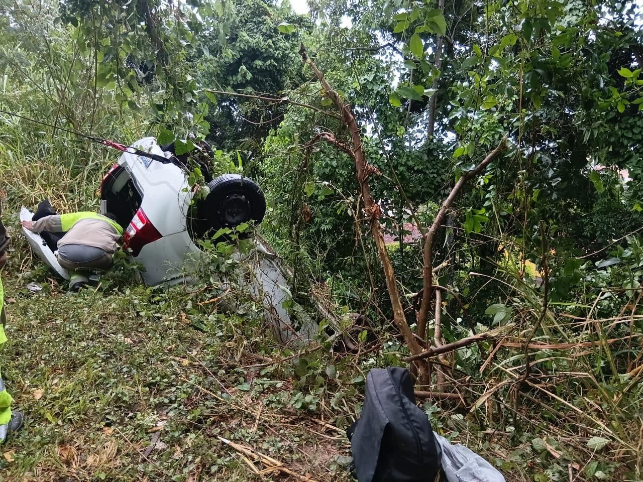 Carro capota e cai em ribanceira na SP-055 em São Sebastião, 1 morto