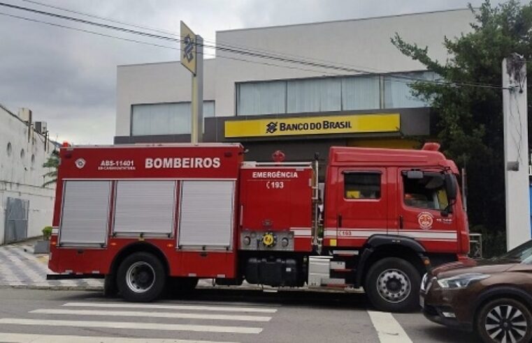 Bombeiros apagam incêndio em agência do Banco do Brasil em Caraguatatuba