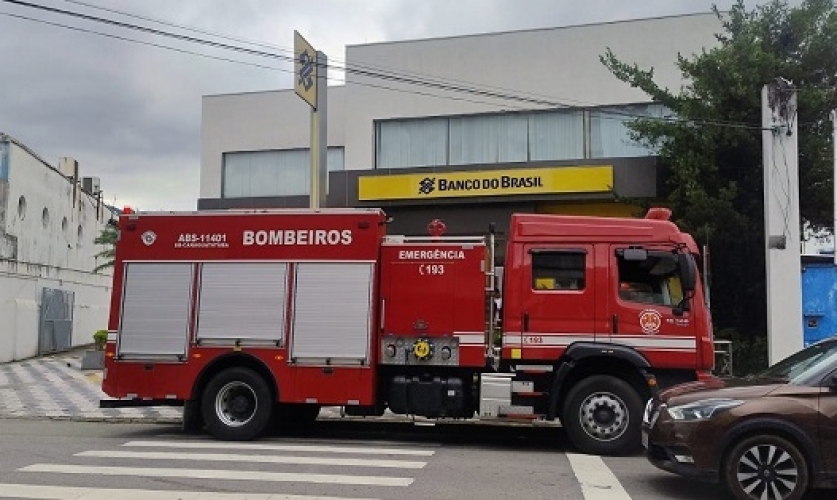 Bombeiros apagam incêndio em agência do Banco do Brasil em Caraguatatuba
