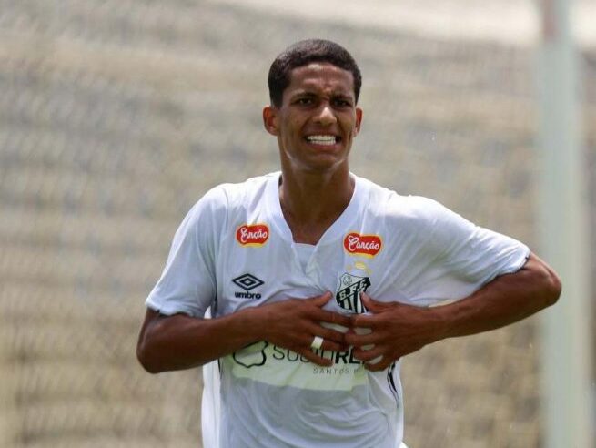 São Sebastião brilha no futebol nacional: jovem jogador estreia pelo Santos