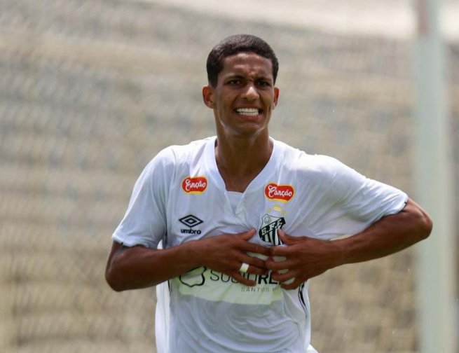 São Sebastião brilha no futebol nacional: jovem jogador estreia pelo Santos