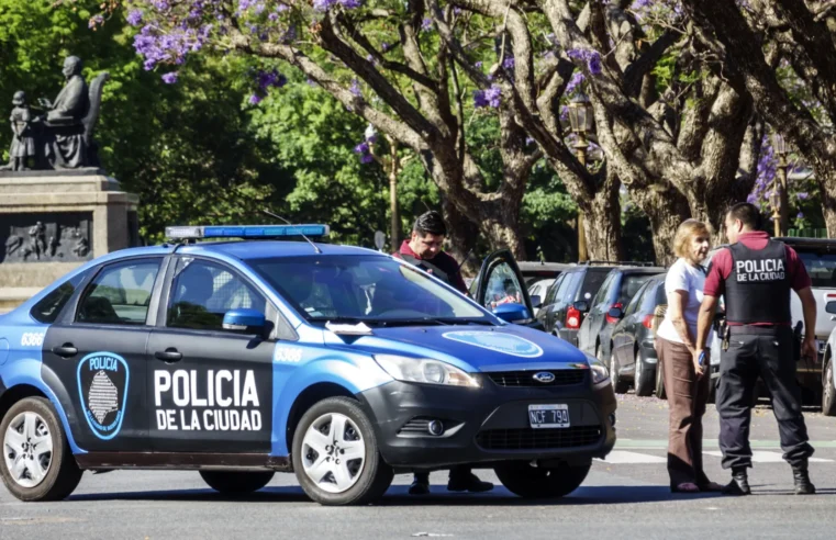 Homem é preso por manter filho em jaula de madeira
