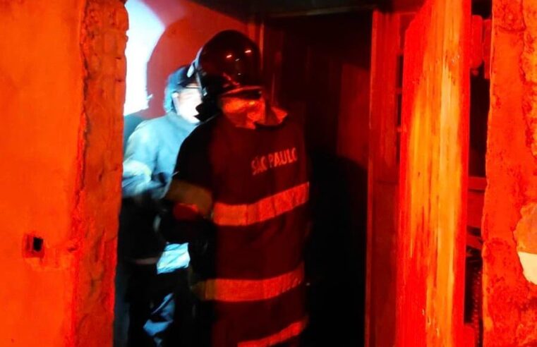 Casa é consumida pelas chamas em Caraguatatuba: 1 família desabrigada