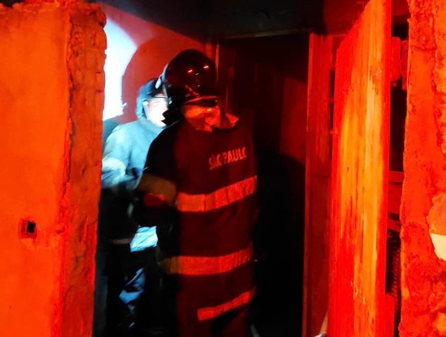 Casa é consumida pelas chamas em Caraguatatuba: 1 família desabrigada