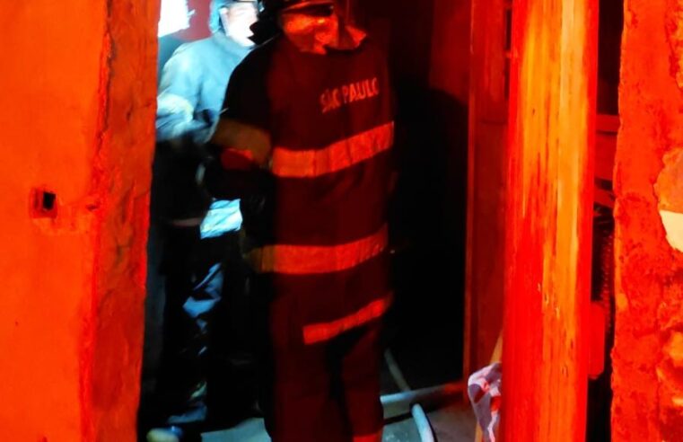 Incêndio destrói casa em Caraguatatuba, deixando família sem abrigo