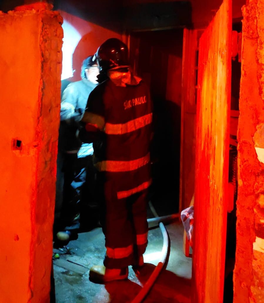 Incêndio destrói casa em Caraguatatuba, deixando família sem abrigo