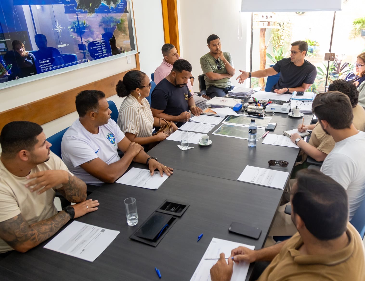 Reajuste de 5% a 10% e benefícios para servidores em São Sebastião