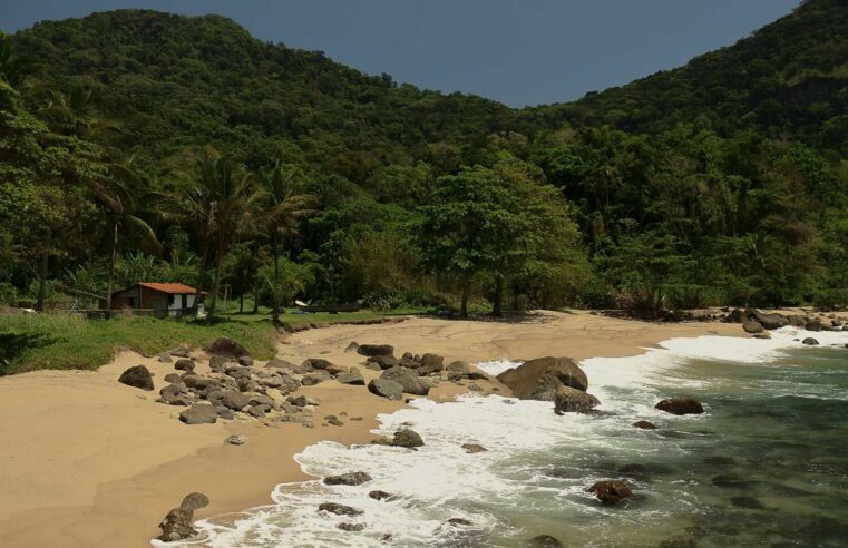 Ilhabela esconde praia paradisíaca após percurso intenso
